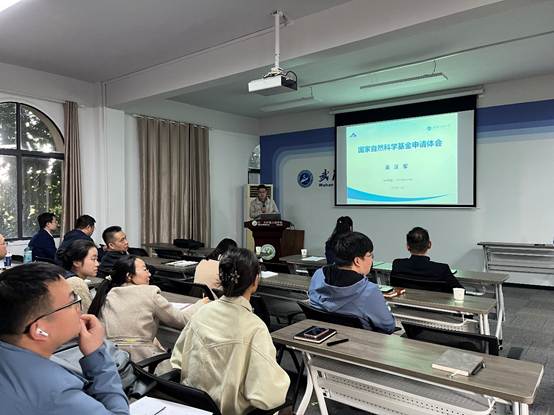 会议室里的人们AI 生成的内容可能不正确。